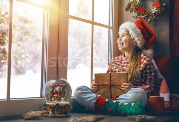 Stockfoto: Meisje · vergadering · venster · vrolijk · christmas · gelukkig