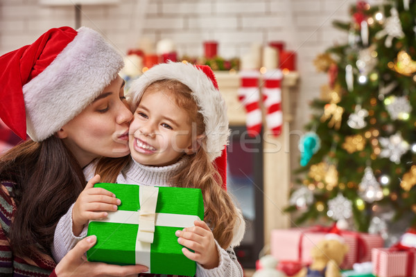 Foto stock: Navidad · celebración · madre · hija · regalos · mujer