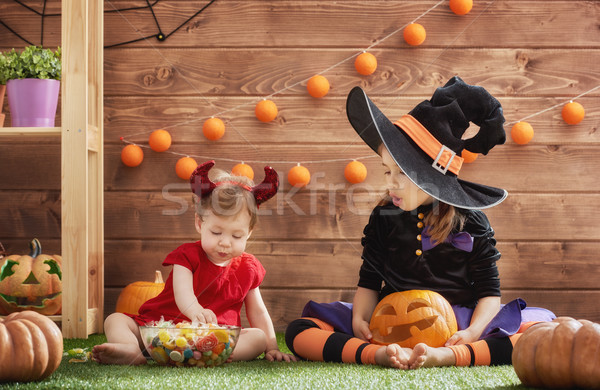 Foto d'archivio: Sorelle · celebrare · halloween · due · cute · divertente