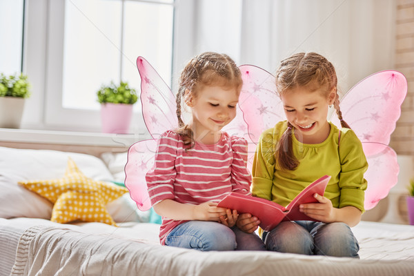 Meisjes lezing boek twee cute kinderen Stockfoto © choreograph