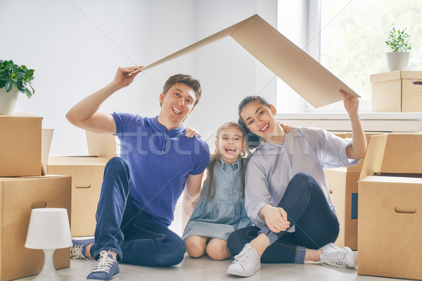 Huisvesting familie moeder vader kind meisje Stockfoto © choreograph