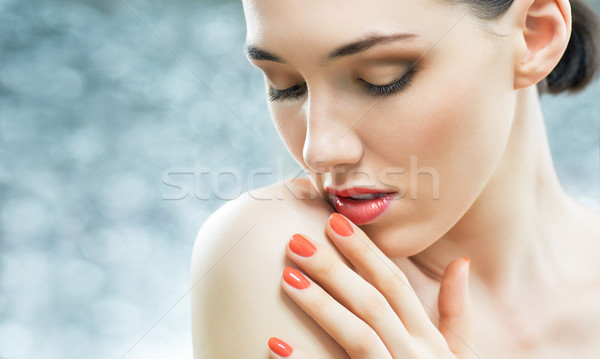 Colorido manicura hermosa niña uñas de color rojo manos cara Foto stock © choreograph
