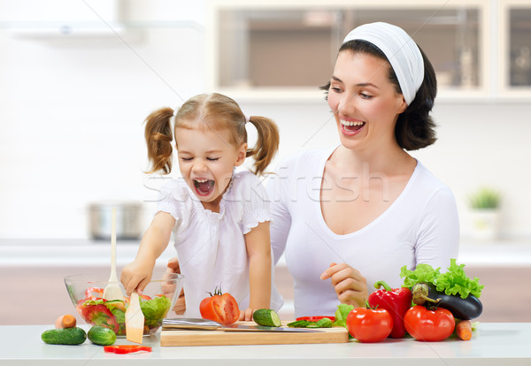 Zdrowa żywność matka córka kobieta żywności włosy Zdjęcia stock © choreograph