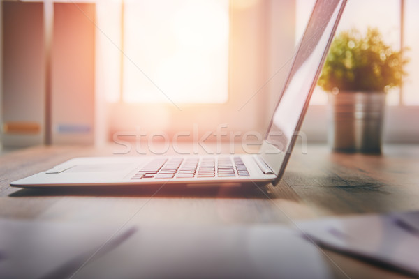 Kantoor werkplek laptop houten tafel Windows business Stockfoto © choreograph