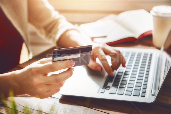 Online vásárlás nő tart hitelkártya laptopot használ számítógép Stock fotó © choreograph
