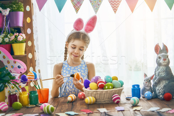Gyermek festmény tojások gyönyörű boldog család húsvét Stock fotó © choreograph