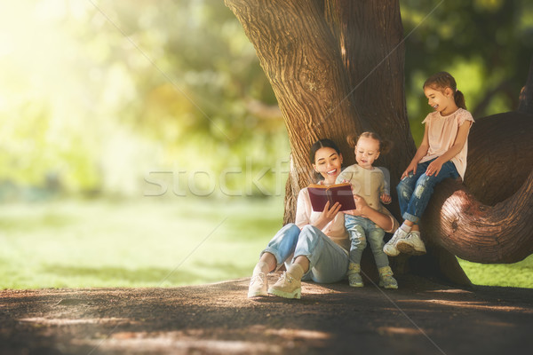 Foto stock: Mamãe · leitura · livro · crianças · mãe · sessão