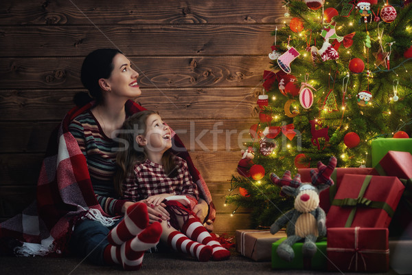 母親 孩子 聖誕樹 聖誕節 快樂 商業照片 © choreograph