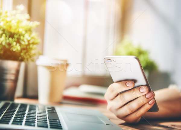 Stockfoto: Vrouw · telefoon · jongeren · werken · mobiele