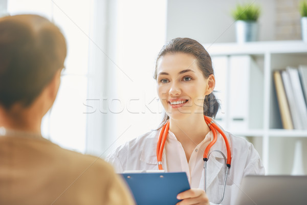 Patienten hören Arzt weiblichen medizinischen Büro Stock foto © choreograph