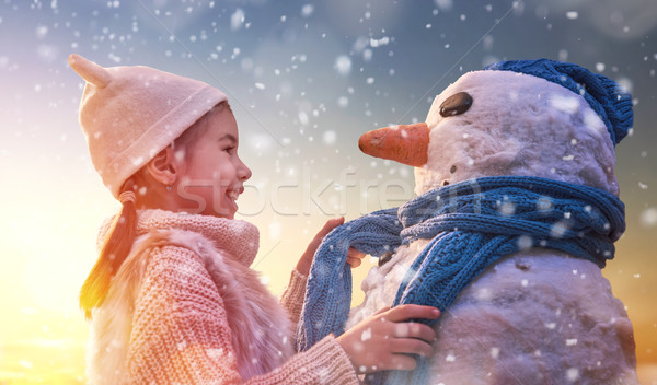 Kız oynama kardan adam mutlu çocuk kış Stok fotoğraf © choreograph