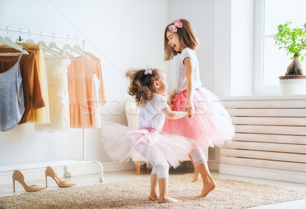 Stockfoto: Kinderen · gelukkig · meisjes · dressing · omhoog