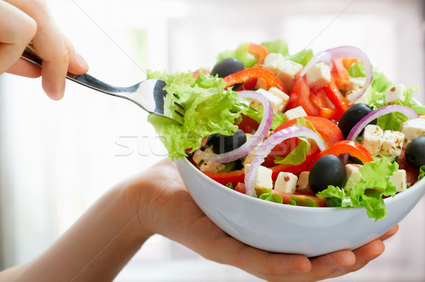 Heerlijk salade plaat voedsel hand vork Stockfoto © choreograph