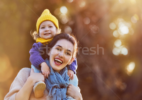 Foto stock: Familia · otono · caminata · familia · feliz · madre · hija