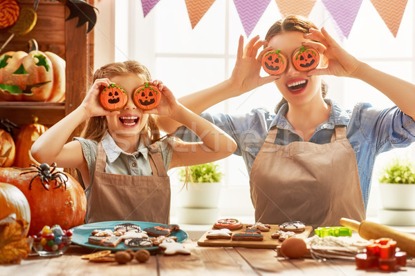 [[stock_photo]]: Famille · halloween · mère · fille · maison