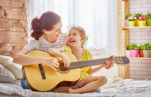 Foto stock: Mujer · jugando · guitarra · nino · nina · familia · feliz