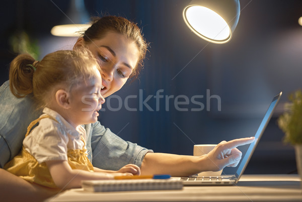 Mutter Kleinkind arbeiten jungen Kind Computer Stock foto © choreograph