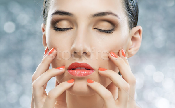 Colorat manichiură fata frumoasa unghii rosii mâini faţă Imagine de stoc © choreograph