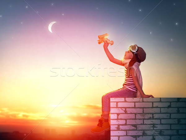 Meisje spelen speelgoed vliegtuig kind zonsondergang Stockfoto © choreograph
