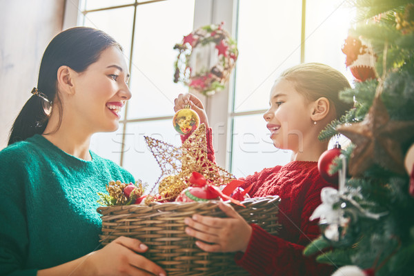 Foto stock: Mamãe · filha · árvore · de · natal · alegre · natal