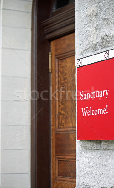 Podpisania czerwony na zewnątrz kościoła czytania kamień Zdjęcia stock © chrisbradshaw