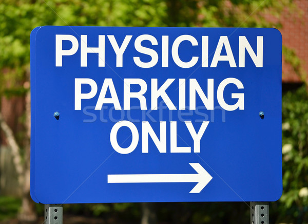 Arzt Parkplatz blau Zeichen medizinischen Krankenhaus Stock foto © chrisbradshaw