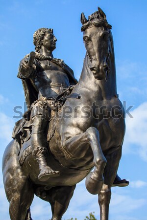Ein Bronze außerhalb Buckingham Palace London Stadt Stock foto © chrisdorney