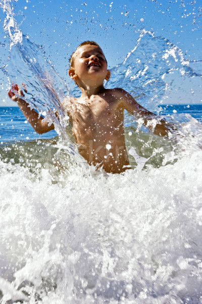 Giovani bambino giocare onde mare spiaggia Foto d'archivio © chrisroll