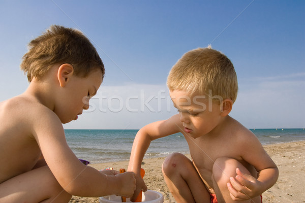 çocuklar plaj iki genç gökyüzü aile Stok fotoğraf © chrisroll