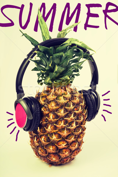 Foto stock: Verão · música · diversão · ananás · fruto · fones · de · ouvido