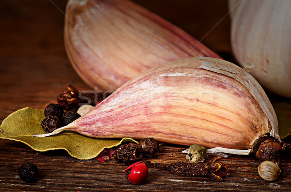 Ząbek czosnku liść laurowy pieprz drewniany stół Zdjęcia stock © Cipariss