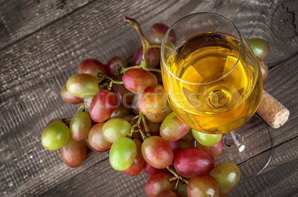 Verre vin blanc raisins table en bois haut Photo stock © Cipariss