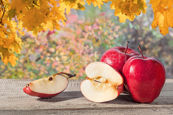 Foto stock: Manzanas · mesa · de · madera · borroso · mitad · trimestre