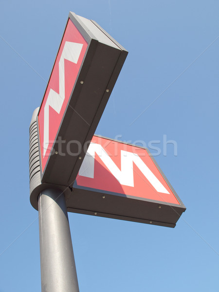 Metra podpisania podziemnych metra rur znak drogowy Zdjęcia stock © claudiodivizia
