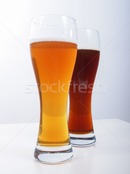 Foto stock: Dos · gafas · cerveza · oscuro · blanco