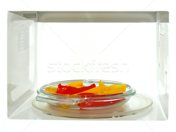 Cuptor cu microunde cuptor roşu galben legume Imagine de stoc © claudiodivizia