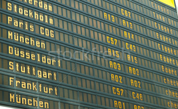 Dienstregeling display scherm vertrektijden station luchthaven Stockfoto © claudiodivizia