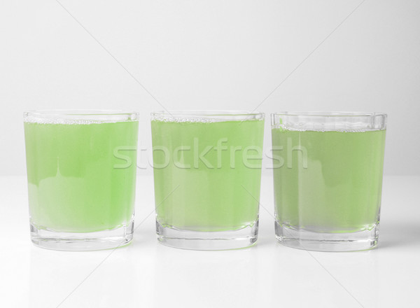 Verde suc de mere ochelari mic dejun continental tabel măr Imagine de stoc © claudiodivizia