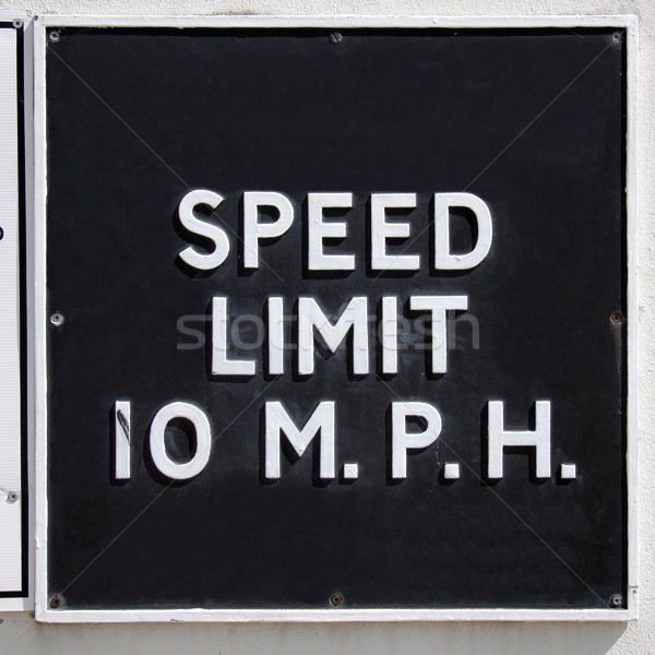 Hız limiti imzalamak trafik işareti 10 mil yol Stok fotoğraf © claudiodivizia