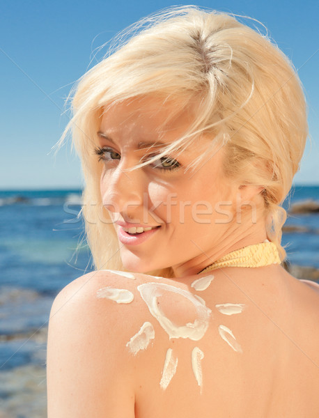 Mulher jovem protetor solar sol belo forma verão Foto stock © clearviewstock