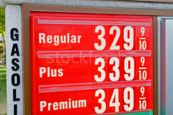 高 價格 汽油 簽署 時間 價格 商業照片 © cmcderm1
