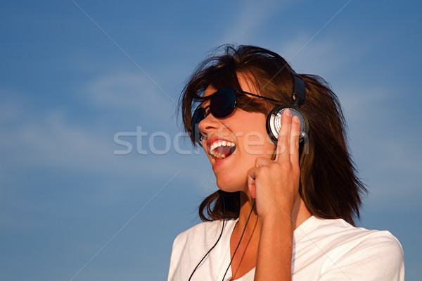 音樂 頭戴耳機 涼爽 年輕女子 年輕 聽起來 商業照片 © cmcderm1
