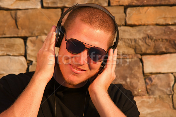 Muzică Căşti rece tânăr om fericit Imagine de stoc © cmcderm1