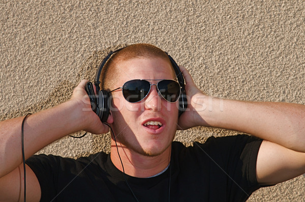 音樂 頭戴耳機 年輕 大學生 男子 學校 商業照片 © cmcderm1