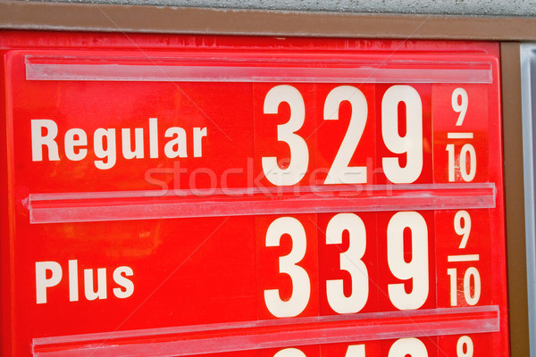 高 價格 汽油 簽署 時間 價格 商業照片 © cmcderm1