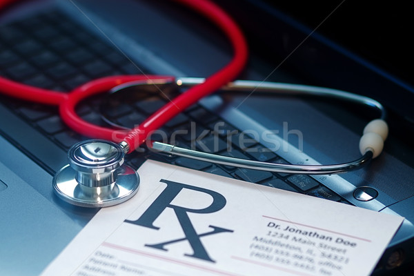 Medical stetoscop medici întuneric iluminat Imagine de stoc © cmcderm1