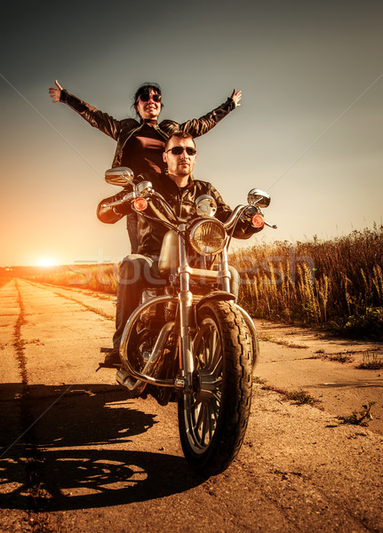 Foto stock: Estrada · casal · jaqueta · de · couro · equitação · motocicleta