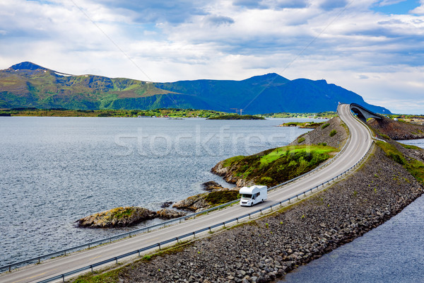 Wohnwagen Auto Autobahn Ozean Straße Norwegen Stock foto © cookelma