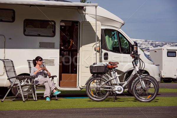 Stock foto: Frau · stehen · mug · Kaffee · Camper · Wohnwagen