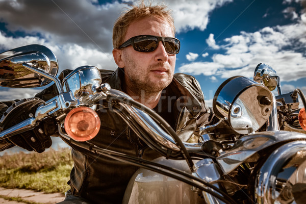 Motoros motorkerékpár férfi visel bőrdzseki napszemüveg Stock fotó © cookelma